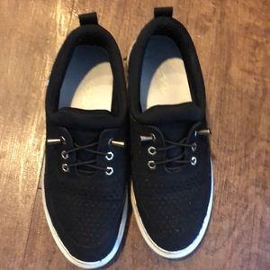 Super cute sneakers Size 8.5